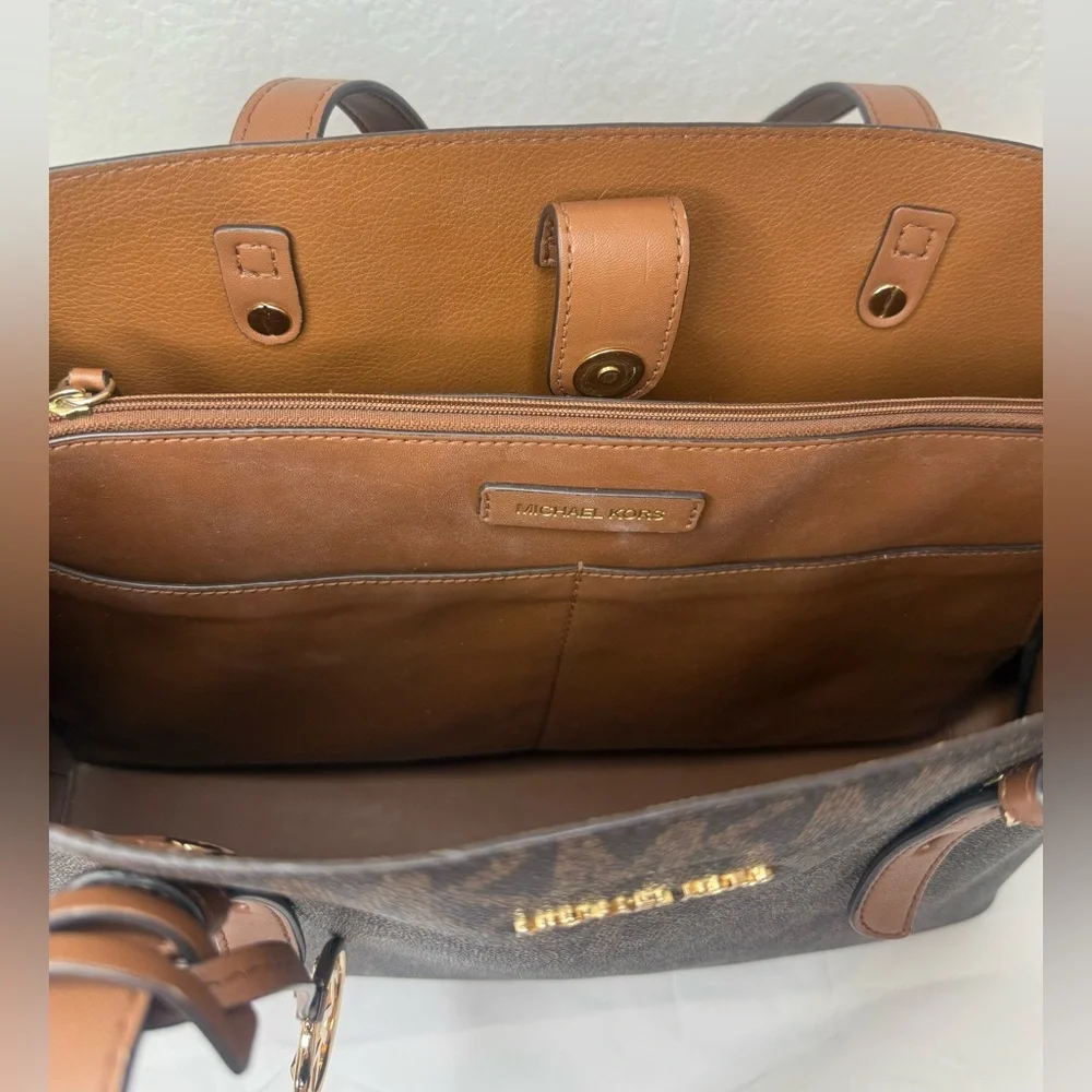 Michael Kors Mel Logo Tote Bag - Picture 10 of 13